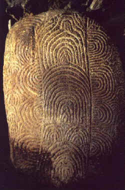Una pietra scolpita nel Cairn di Gavrinis