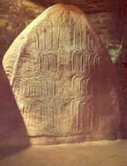 Una stele decorata nella Table des Marchand